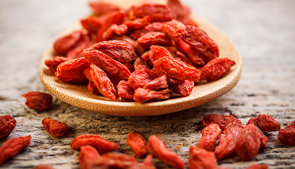 Baies de Goji - de quelle plante s'agit-il ? Quelles sont leurs propriétés et comment les consommer ?